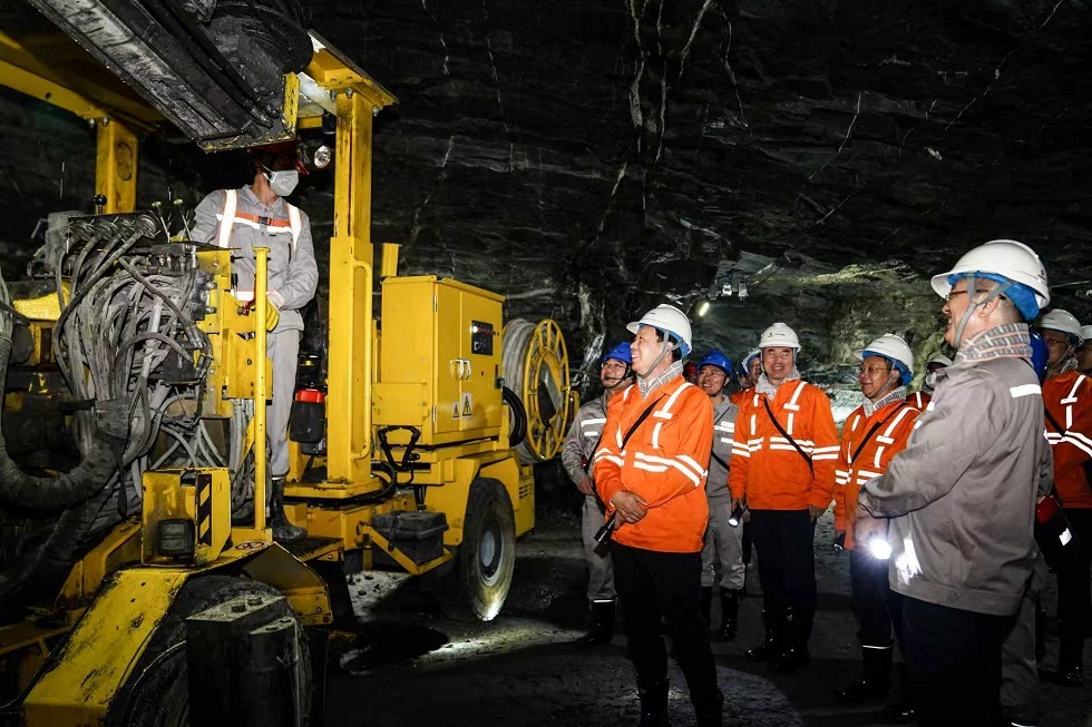 2-陳得信在香爐山鎢業(yè)東部井下與一線操作員親切交流