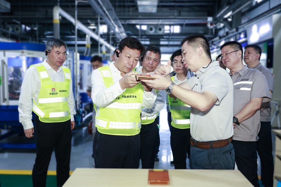 4-陳得信在金洲公司南昌分公司了解微鉆應(yīng)用情況