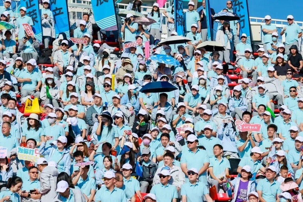 5-觀看運(yùn)動(dòng)會(huì)的中國五礦職工