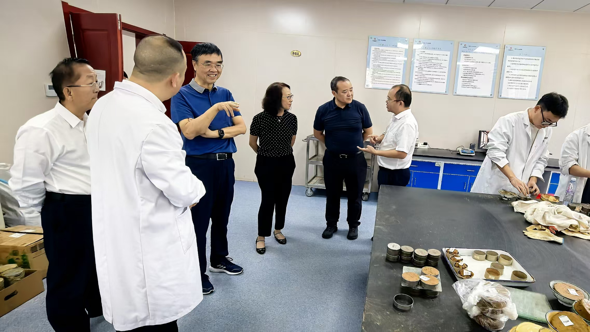 4-外部董事一行實(shí)地調(diào)研中冶武勘分析中心